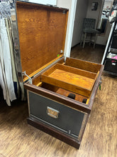 Load image into Gallery viewer, McGuinn trunk
